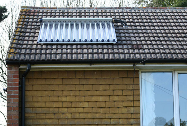 Qualitätsgesicherter Solarwarmwasserbereiter auf dem Dach, 