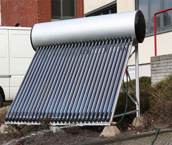 Solarwarmwasserbereiter mit kompakter Vakuumröhre auf dem Dach, 