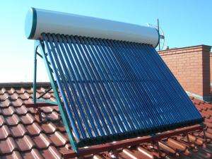 Solarwarmwasserbereiter mit Tank, 