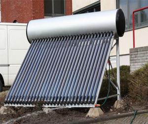 Solarwarmwasserbereiter mit kompakter Vakuumröhre auf dem Dach